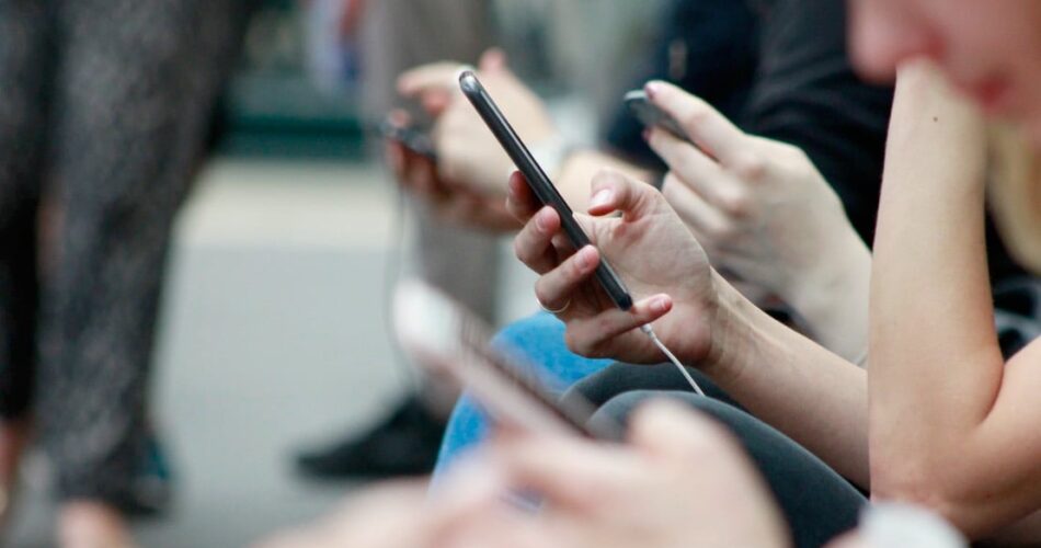 mobiltelefon hand unsplash robin rednine